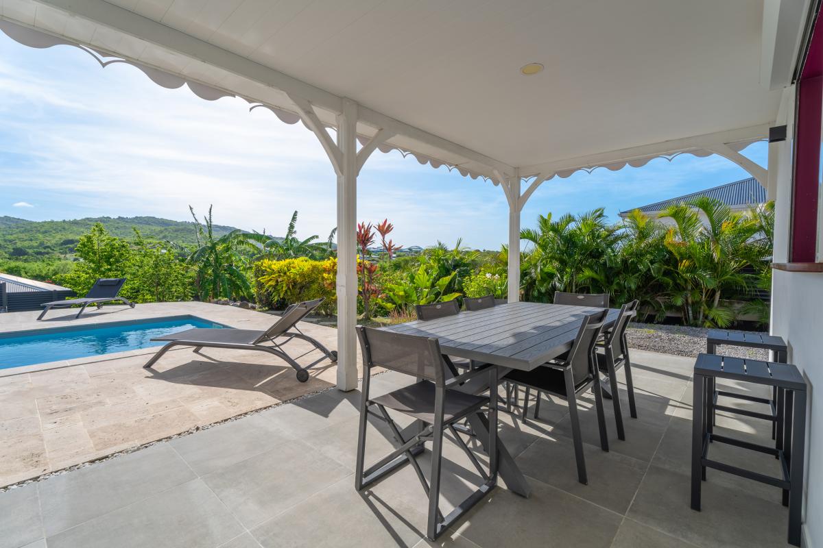 7Location villa piscine 4 chambres sainte luce_terrasse espace repas